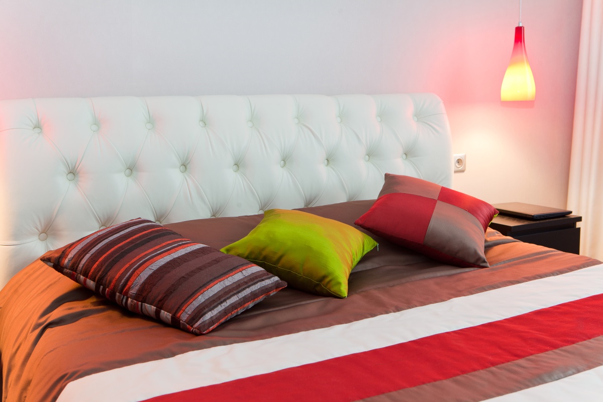 Пошив чехла на подушку с наполнением - изображение 1 - заказать онлайн в салоне штор Benone в Белоозерском